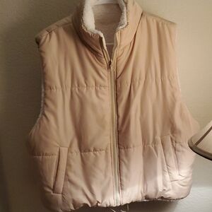 No Boundaries Women Reversible Sherpa-Lined Puffer Vest - Cream without Tags.